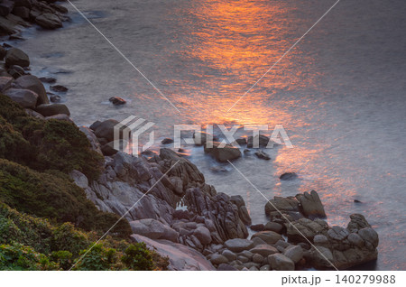 夕日に輝く岩礁 神が宿る屋久島(秋 夕日に輝く岩礁 神が宿る屋久島(秋 140279988