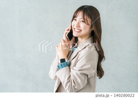 スマホ・スマートフォンで電話するおしゃれな女性・デザイナー・ビジネスウーマン スマホ・スマートフォンで電話するおしゃれな女性・デザイナー・ビジネスウーマン 140280022