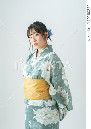 浴衣を着た10代女性 浴衣を着た10代女性 140280229
