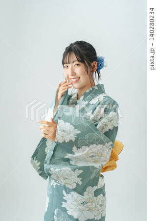 浴衣を着た10代女性 浴衣を着た10代女性 140280234