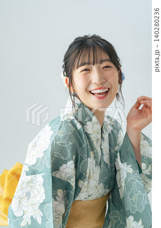 浴衣を着た10代女性 140280236