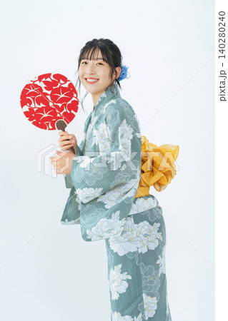 浴衣を着た10代女性の全身写真 浴衣を着た10代女性の全身写真 140280240