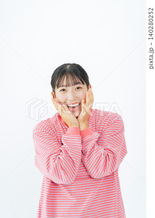 カジュアルウェアを着た笑顔の10代女性 カジュアルウェアを着た笑顔の10代女性 140280252