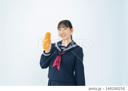 コッペパンを持つセーラー服を着た女子学生 コッペパンを持つセーラー服を着た女子学生 140280258