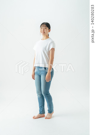 カジュアルウェアを着た10代女性の全身写真 140280283