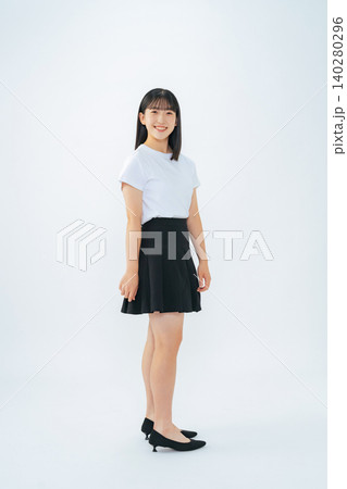 笑顔の10代女性の全身ポートレート 笑顔の10代女性の全身ポートレート 140280296