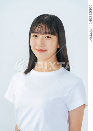 笑顔の10代女性のポートレート 笑顔の10代女性のポートレート 140280300