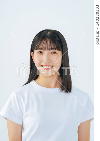笑顔の10代女性のポートレート 笑顔の10代女性のポートレート 140280303