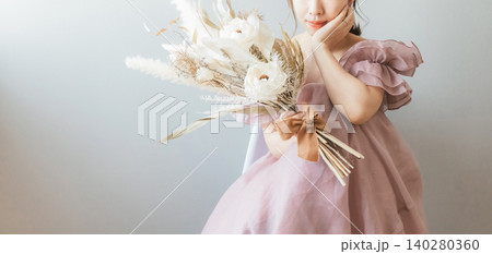 ブーケ,花束を持つウェディングドレス姿の新婦,花嫁 ブーケ,花束を持つウェディングドレス姿の新婦,花嫁 140280360
