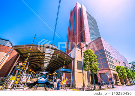 日本の東京都市景観珍風景。東急世田谷線三軒茶屋駅の「幸運の招き猫電車」やキャロットタワーなどを望む 140280456