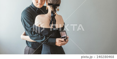 スタジオで前撮り,フォトウェディングの撮影をする新郎新婦（プロポーズ,指輪） 140280468