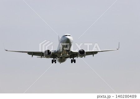 青空の中で大阪伊丹空港へ着陸するボーイング737-800の機体3 青空の中で大阪伊丹空港へ着陸するボーイング737-800の機体3 140280489