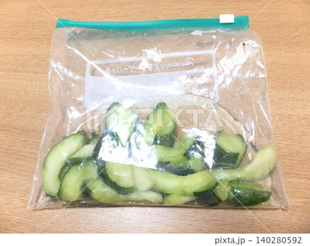 保存袋に入れたハヤトウリの漬物 140280592