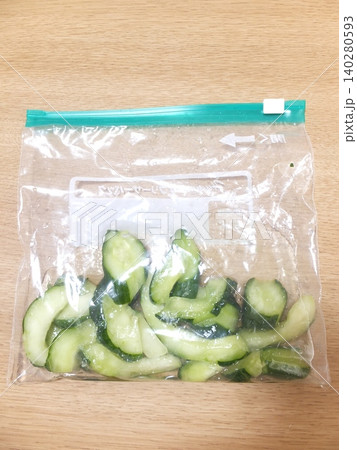 保存袋に入れたハヤトウリの漬物 保存袋に入れたハヤトウリの漬物 140280593