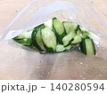 保存袋に入れたハヤトウリの漬物 140280594