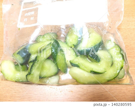 保存袋に入れたハヤトウリの漬物 保存袋に入れたハヤトウリの漬物 140280595