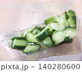 保存袋に入れたハヤトウリの漬物 140280600