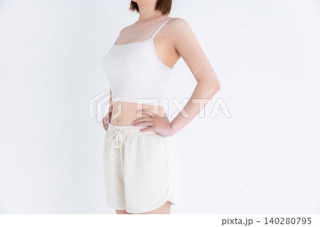 白いタンクトップを着ている腰に手を当てた女性 白いタンクトップを着ている腰に手を当てた女性 140280795