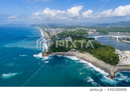 桂浜と浦戸大橋、高知市の太平洋沿岸を一望する空撮風景 桂浜と浦戸大橋、高知市の太平洋沿岸を一望する空撮風景 140280806