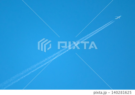 鮮やかな青空を駆ける飛行機と2本の飛行機雲 鮮やかな青空を駆ける飛行機と2本の飛行機雲 140281625