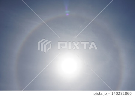 太陽に向かって伸びるハロ 140281860