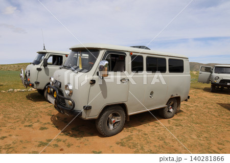 モンゴルのホスタイ国立公園で走っているロシアのUAZ-452というクラッシックカー 140281866