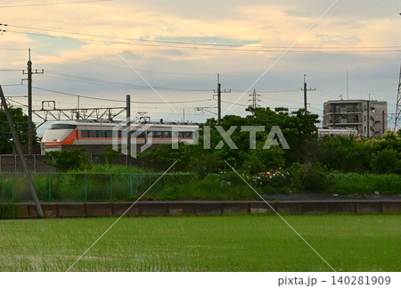 夕暮れの田園を走る特急列車 夕暮れの田園を走る特急列車 140281909