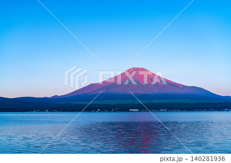 【富士山素材】山中湖から見る朝焼けに染まる赤富士【山梨県】 【富士山素材】山中湖から見る朝焼けに染まる赤富士【山梨県】 140281936
