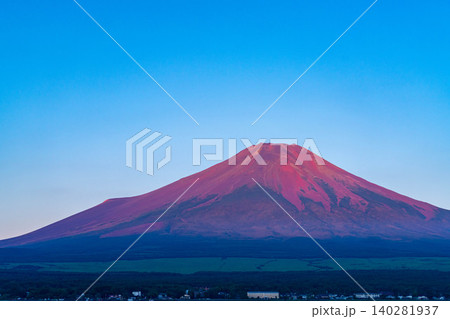 【富士山素材】山中湖から見る朝焼けに染まる赤富士【山梨県】 【富士山素材】山中湖から見る朝焼けに染まる赤富士【山梨県】 140281937