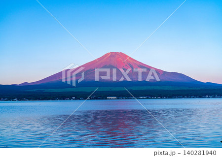 【富士山素材】山中湖から見る朝焼けに染まる赤富士【山梨県】 【富士山素材】山中湖から見る朝焼けに染まる赤富士【山梨県】 140281940