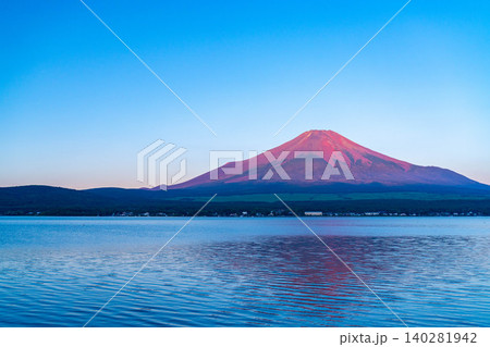 【富士山素材】山中湖から見る朝焼けに染まる赤富士【山梨県】 【富士山素材】山中湖から見る朝焼けに染まる赤富士【山梨県】 140281942