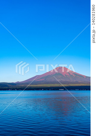 【富士山素材】山中湖から見る朝焼けに染まる赤富士【山梨県】 【富士山素材】山中湖から見る朝焼けに染まる赤富士【山梨県】 140281960