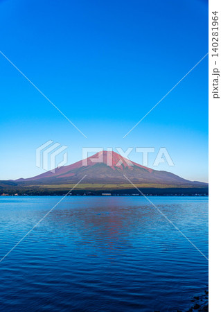 【富士山素材】山中湖から見る朝焼けに染まる赤富士【山梨県】 140281964