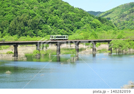 満水の錦秋湖を渡るディーゼルカー 満水の錦秋湖を渡るディーゼルカー 140282059