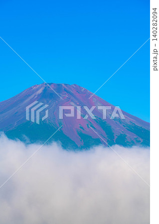 【富士山素材】山中湖から見る朝焼けに染まる赤富士と雲海【山梨県】 【富士山素材】山中湖から見る朝焼けに染まる赤富士と雲海【山梨県】 140282094