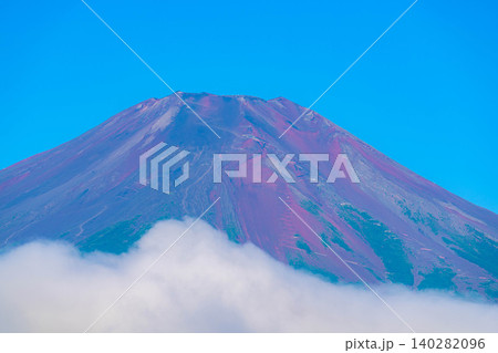 【富士山素材】山中湖から見る朝焼けに染まる赤富士と雲海【山梨県】 【富士山素材】山中湖から見る朝焼けに染まる赤富士と雲海【山梨県】 140282096