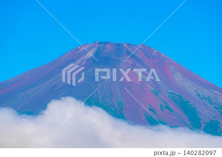 【富士山素材】山中湖から見る朝焼けに染まる赤富士と雲海【山梨県】 【富士山素材】山中湖から見る朝焼けに染まる赤富士と雲海【山梨県】 140282097