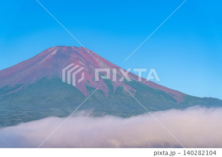 【富士山素材】山中湖から見る朝焼けに染まる赤富士と雲海【山梨県】 【富士山素材】山中湖から見る朝焼けに染まる赤富士と雲海【山梨県】 140282104