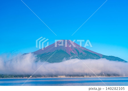 【富士山素材】山中湖から見る朝焼けに染まる赤富士と雲海【山梨県】 【富士山素材】山中湖から見る朝焼けに染まる赤富士と雲海【山梨県】 140282105