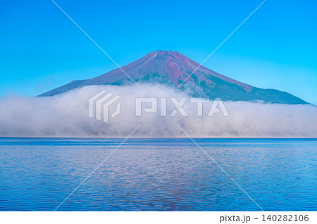 【富士山素材】山中湖から見る朝焼けに染まる赤富士と雲海【山梨県】 【富士山素材】山中湖から見る朝焼けに染まる赤富士と雲海【山梨県】 140282106