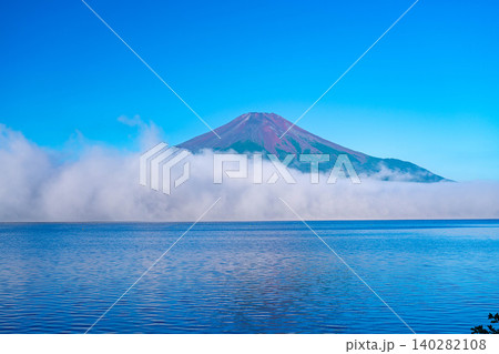 【富士山素材】山中湖から見る朝焼けに染まる赤富士と雲海【山梨県】 【富士山素材】山中湖から見る朝焼けに染まる赤富士と雲海【山梨県】 140282108