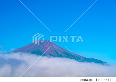 【富士山素材】山中湖から見る朝焼けに染まる赤富士と雲海【山梨県】 140282111
