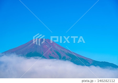 【富士山素材】山中湖から見る朝焼けに染まる赤富士と雲海【山梨県】 【富士山素材】山中湖から見る朝焼けに染まる赤富士と雲海【山梨県】 140282112