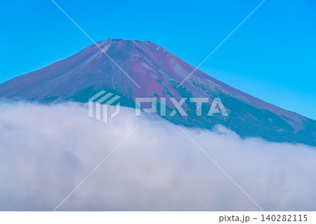 【富士山素材】山中湖から見る朝焼けに染まる赤富士と雲海【山梨県】 【富士山素材】山中湖から見る朝焼けに染まる赤富士と雲海【山梨県】 140282115