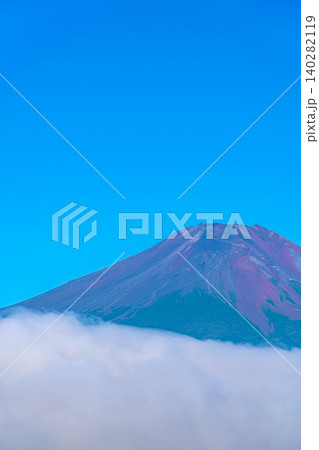 【富士山素材】山中湖から見る朝焼けに染まる赤富士と雲海【山梨県】 【富士山素材】山中湖から見る朝焼けに染まる赤富士と雲海【山梨県】 140282119