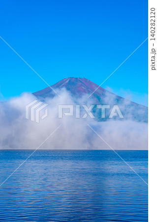 【富士山素材】山中湖から見る朝焼けに染まる赤富士と雲海【山梨県】 【富士山素材】山中湖から見る朝焼けに染まる赤富士と雲海【山梨県】 140282120