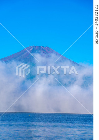 【富士山素材】山中湖から見る朝焼けに染まる赤富士と雲海【山梨県】 【富士山素材】山中湖から見る朝焼けに染まる赤富士と雲海【山梨県】 140282121