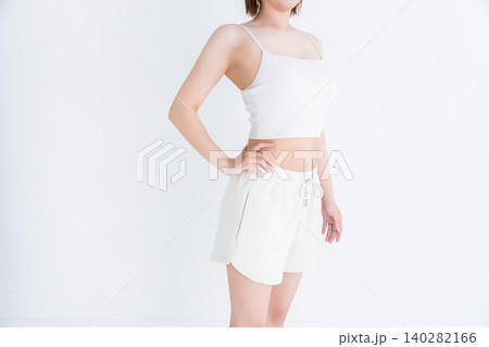 お腹に手を当てる若い女性 お腹に手を当てる若い女性 140282166