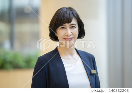 カメラ目線で微笑む60代のビジネスウーマン ポートレート 140282208