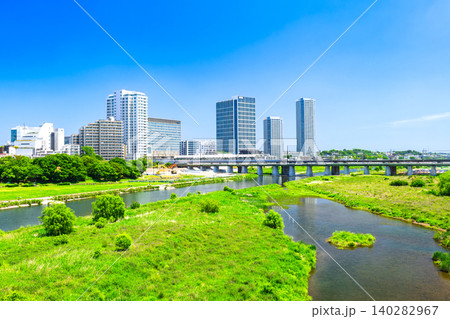 東京　二子玉川の高層ビルと多摩川　春景 140282967